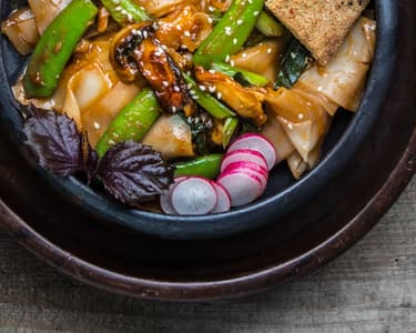 Knuspriger Tofu mit Chili-Sesam Sauce und Reisnudeln