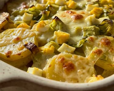 Überbackene Kartoffeln mit gekochten Eiern und Lauch