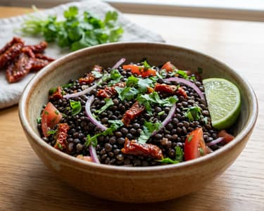 Schwarzer Linsensalat mit getrockneten Tomaten