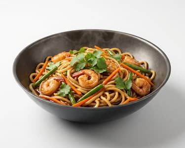Udon-Nudeln mit Garnelen und knackigem Gemüse