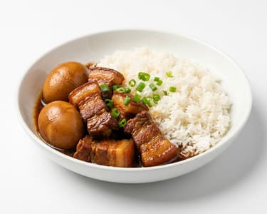 Vietnamesischer karamellisierter Schweinebauch (Thịt kho tàu)