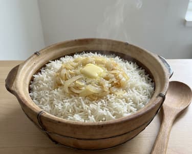 Gedünsteter Reis mit Butter und Zwiebeln