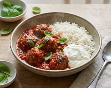 Saftige Fleischbällchen in Tomatensauce mit Reis