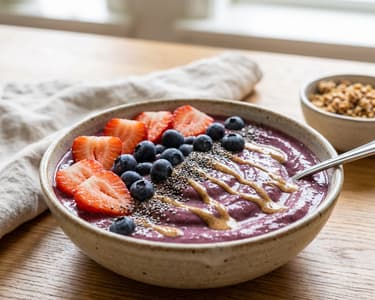 Erfrischende Waldbeeren-Bowl (Acai-Style) mit Mandelmus