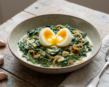 Klassischer Rahmspinat mit Ei