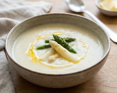 Cremige Spargelsuppe mit weißem & grünem Spargel