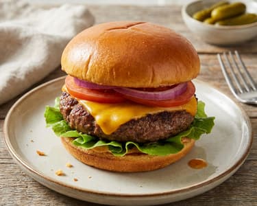 Klassischer Rinder-Cheeseburger