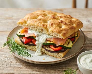 Focaccia mit gegrilltem Gemüse und Räucherlachs