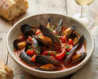 Miesmuscheln nach Seemannsart mit Paprika und Tomaten