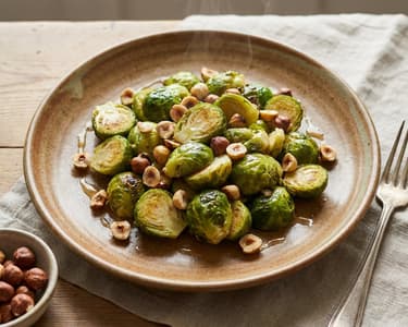 Warmer Rosenkohlsalat mit Haselnüssen