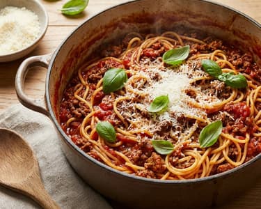 One-Pot-Spaghetti mit Tomatensauce und Hackfleisch