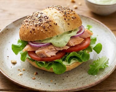 Joghurt-Brötchen mit Räucherforelle und Avocado-Dressing