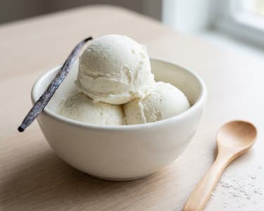 Cremiges Quark-Eis mit Vanille