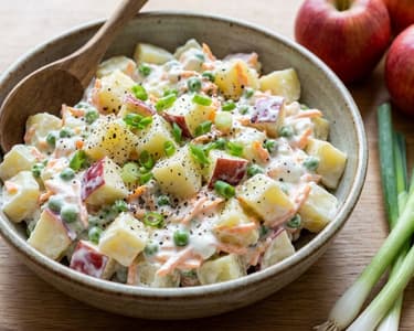 Frischer Kartoffelsalat mit Joghurt und Äpfeln