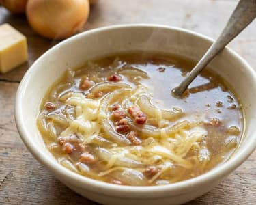 Herzhafte Low-Carb Zwiebelsuppe mit Speck & Käse
