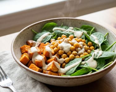 Süßkartoffel-Kichererbsen-Salat mit Cashew-Dressing