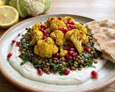 Linsensalat mit geröstetem Blumenkohl und Tahini-Joghurt