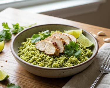 Mexikanischer grüner Reis mit Hähnchenbrust (Arroz Verde)