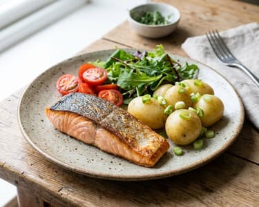 Gebratenes Lachsfilet mit Salzkartoffeln und frischem Salat