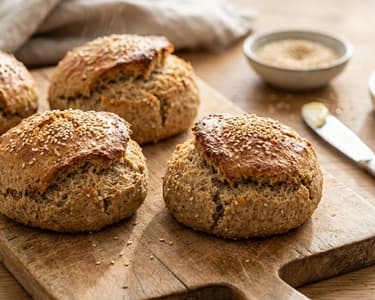Quark-Roggen-Brötchen mit Sesam | Proteinreich & Saftig