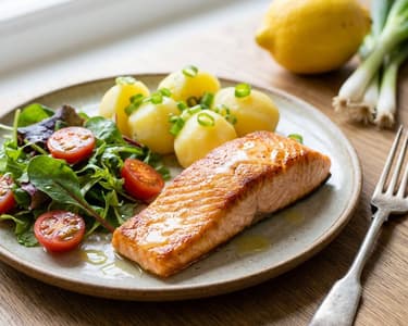 Gebratenes Lachsfilet mit Salzkartoffeln | Leicht & Gesund