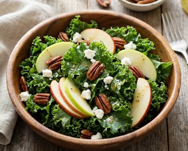 Grünkohlsalat mit Pekannüssen und Ziegenkäse