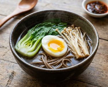 Asiatische Soba-Nudelsuppe mit Ei und Enoki-Pilzen