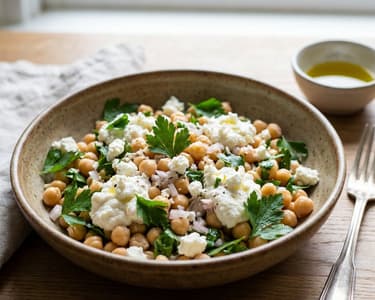 Schneller Kichererbsensalat mit Ricotta und Feta