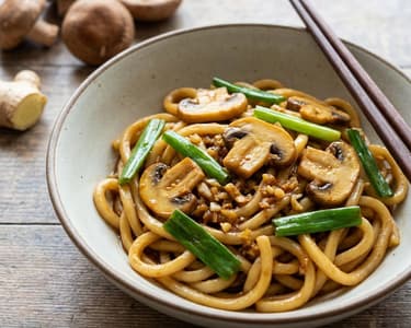 Gemüse Yaki Udon mit Pilzen