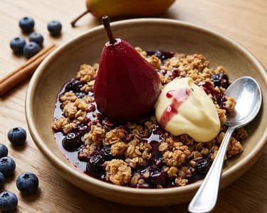 Birnen-Blaubeer-Crumble mit pochierten Birnen und Vanillecreme