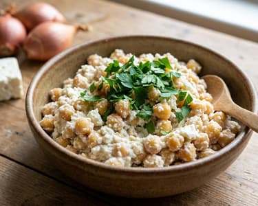 Schneller Kichererbsensalat mit Ricotta und Feta