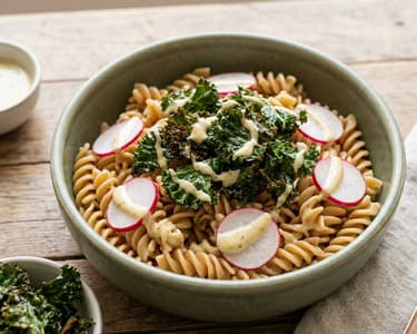 Pasta mit Gemüse und Grünkohl-Chips