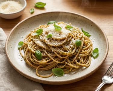 Vollkornspaghetti mit geröstetem Knoblauch-Pesto