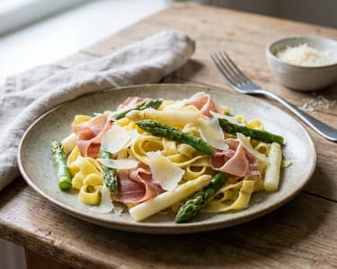 Tagliatelle mit Spargel und Parmaschinken