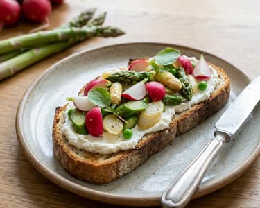 Frühlings-Bruschetta mit Spargel und Radieschen