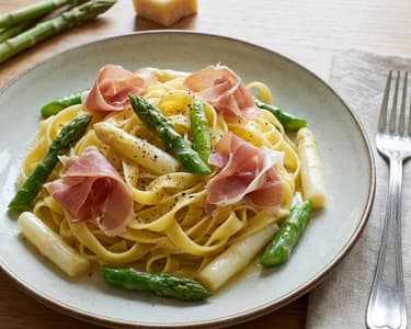 Tagliatelle mit Spargel und Parmaschinken