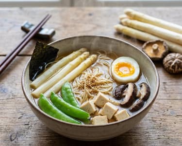 Frühlings-Spargel-Ramen mit Tofu und Ei
