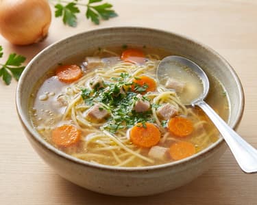 Hahn-Bouillon mit Wurzelgemüse und Eiernudeln