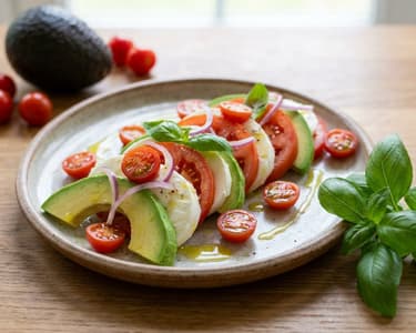 Caprese-Salat mit Avocado