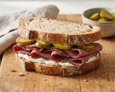 Herzhaftes Pastrami-Brot mit Gewürzgurken