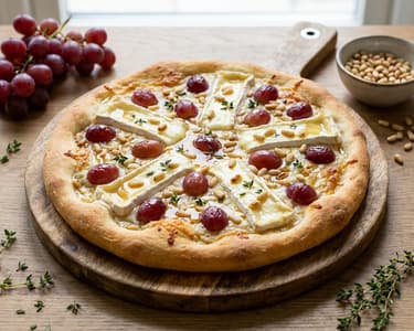 Knusprige Pizza mit Brie, Trauben und Thymian