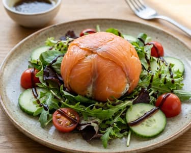 Salat mit Räucherlachs-Avocado-Kugel | Edle Vorspeise