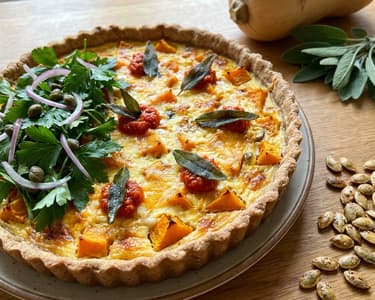 Herzhafter Kürbiskuchen mit Petersiliensalat und gerösteten Kernen