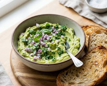 Cremiger Avocado-Aufstrich mit frischen Kräutern