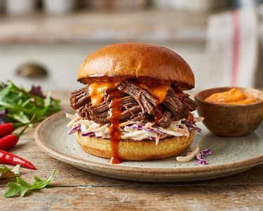 Burger mit Pulled Beef und scharfer Sriracha-Mayo
