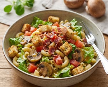 Nudelsalat mit Honig-Senf-Dressing und Prosciutto