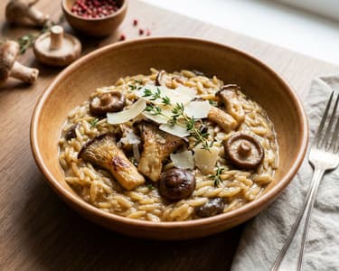 Cremiges Orzo mit Austernpilzen and Shiitake-Pilzen