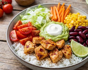 Mexikanische Bowl mit Hähnchen & Avocado