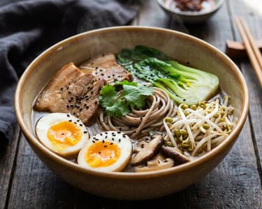 Herzhafter Schweine-Ramen mit Soba-Nudeln
