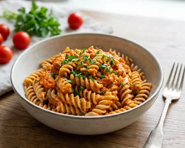 Vollkornpasta mit Pesto aus gerösteten Tomaten und Paprika